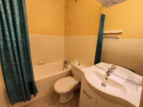 une salle de bain avec un lavabo, des toilettes et une douche dans l'établissement Résidence Le Chateau Durieux 1 - Studio spacieux en plein centre ! MAE-7364, à Aix-les-Bains