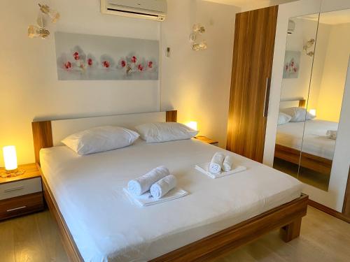 um quarto com uma cama com duas toalhas em Apartmani Nede em Trogir