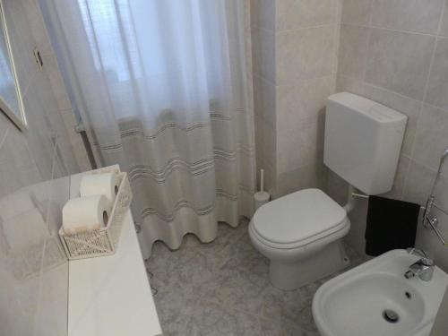 y baño con aseo blanco y cortina de ducha. en SERVETTOHOME en Turín