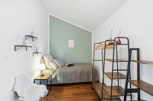 - une chambre avec un lit et une étagère dans l'établissement Zigarrenhof Apartment in Citynähe inkl. Netflix, à Aschaffenbourg