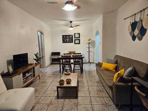 聖文森特的住宿－Apê Itararé em São Vicente/SP，客厅配有沙发和桌子