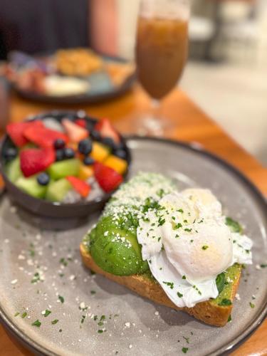 Un plato con un trozo de pan con huevos y fruta. en Hyatt Regency Coral Gables in Miami, en Miami