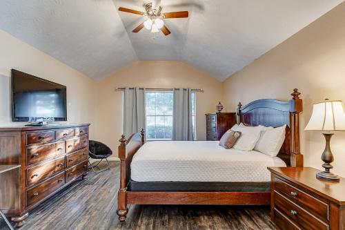 - une chambre avec un lit et une télévision à écran plat dans l'établissement Houston Blue House, à Houston