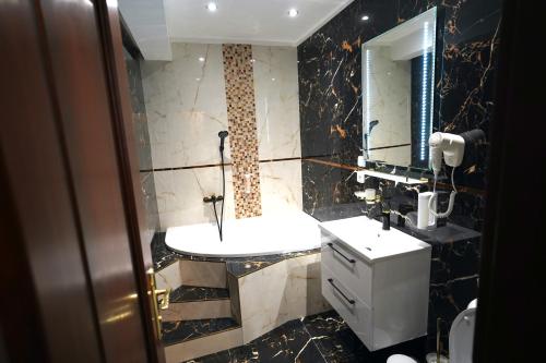 y baño con lavabo y espejo. en Hotel Liliova Prague Old Town, en Praga