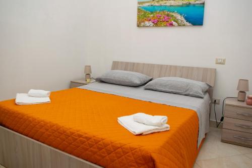 um quarto com uma cama com duas toalhas em RV CASA VACANZE em Vignacastrisi