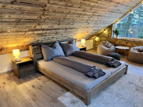 Ce lit se trouve dans un dortoir doté d'un mur en bois. dans l'établissement Chata pod Starou Horou, à Trstená