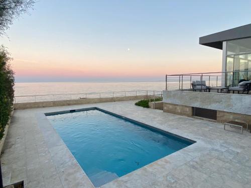 une piscine dans l'arrière-cour d'une maison dans l'établissement Villa d'architecte, accès privé plage, accès port, à Sainte-Maxime