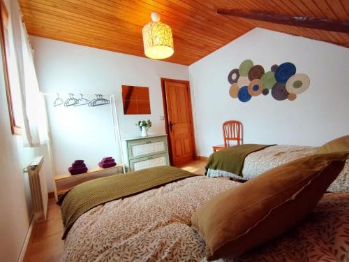 מיטה או מיטות בחדר ב-Apartamento La Buhardilla del Boscache