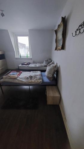 - 2 lits dans une petite chambre avec fenêtre dans l'établissement ferienwohnung Radevormwald Mitte, à Radevormwald