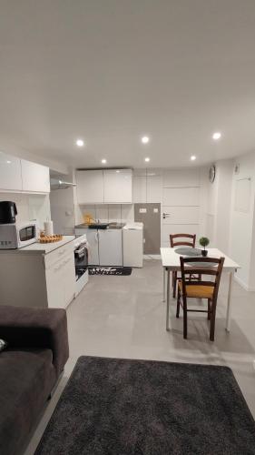 une cuisine et un salon avec une table et des chaises dans l'établissement Bel appartement F2 entièrement rénové, à Sélestat