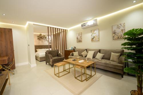 a living room with a couch and a table at شقق درر المفروشة تصميم إيطالي دخـول ذاتي in Riyadh