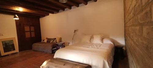 1 dormitorio con 1 cama blanca en una habitación en Casa Darragueira en Chacras de Coria