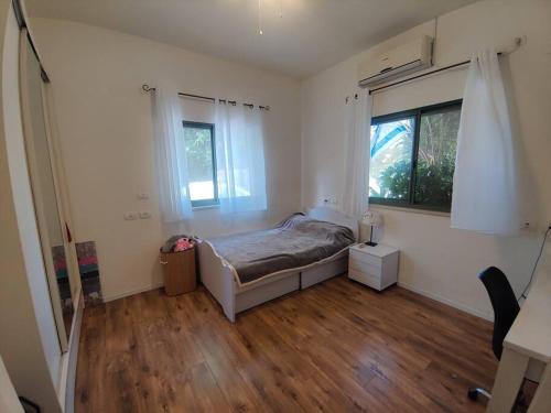 una camera con letto e finestra di וילה בגלבוע a Kfar Yehezkel