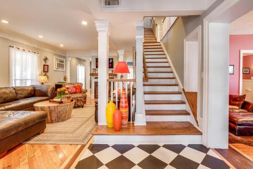 Χώρος καθιστικού στο Spacious Home about 4 Blocks to Asbury Park Beach!