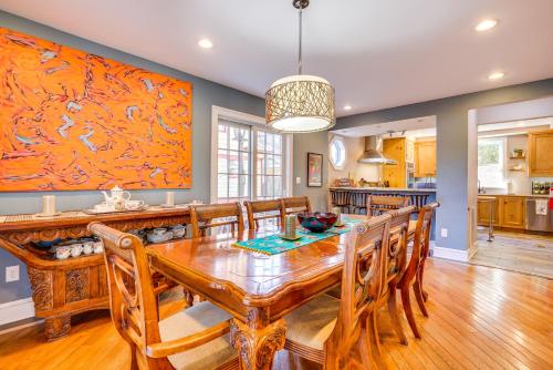Χώρος καθιστικού στο Spacious Home about 4 Blocks to Asbury Park Beach!