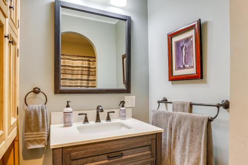 Ένα μπάνιο στο Spacious Home about 4 Blocks to Asbury Park Beach!