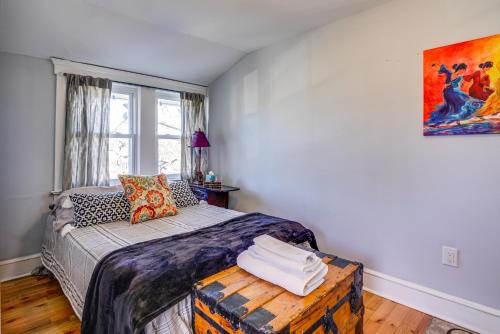 Ένα ή περισσότερα κρεβάτια σε δωμάτιο στο Spacious Home about 4 Blocks to Asbury Park Beach!