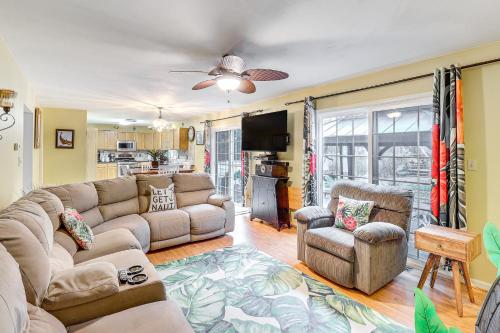 una sala de estar con un sofá y una mesa en Spacious Trappe Getaway with Outdoor Pool and Gazebo!, en Trappe