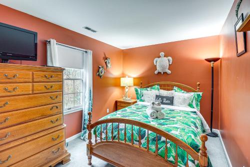 Cama o camas de una habitación en Spacious Trappe Getaway with Outdoor Pool and Gazebo!