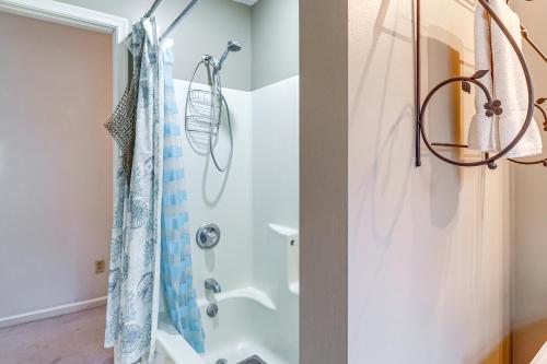 Un baño de Spacious Trappe Getaway with Outdoor Pool and Gazebo!
