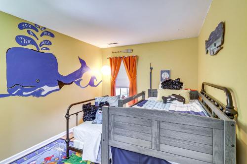 Una televisión o centro de entretenimiento en Spacious Trappe Getaway with Outdoor Pool and Gazebo!