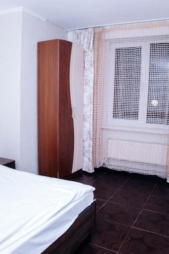 a bedroom with a bed and a window at Ехо Тростяну in Slavske