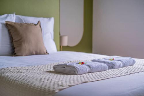 a bed with two white towels on it at Elegant Bubble - Gare in Épernay