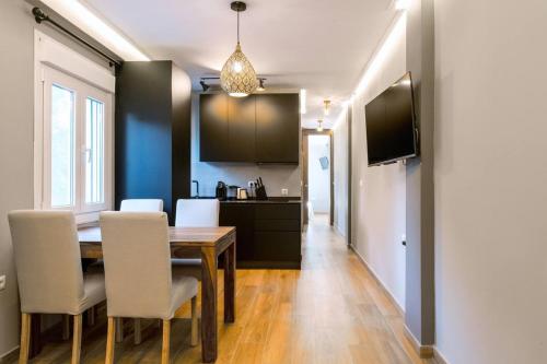 una cucina e una sala da pranzo con tavolo e sedie di 2 bedrooms apartement with wifi at Sevilla a Siviglia