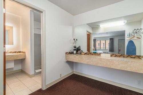 トラバースシティにあるHoward Johnson by Wyndham Traverse Cityのギャラリーの写真
