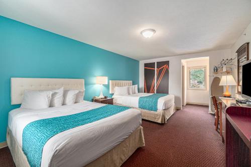 Howard Johnson by Wyndham Traverse Cityにあるベッド