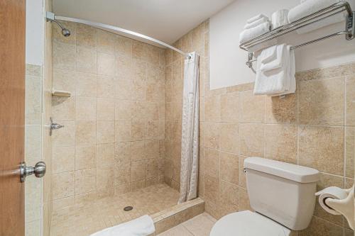 Howard Johnson by Wyndham Traverse Cityにあるバスルーム
