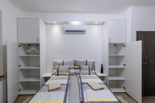 1 dormitorio con 1 cama en una habitación en Gyöngy Apartman, en Pécs