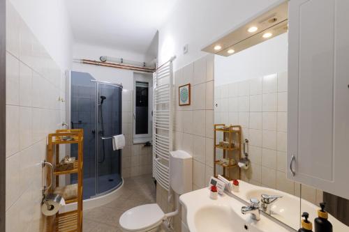 y baño con lavabo, ducha y aseo. en Gyöngy Apartman, en Pécs