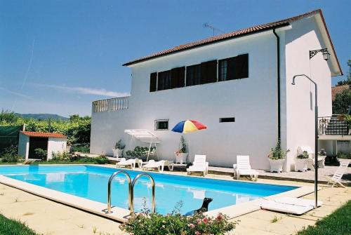 ポンテ・デ・リマにある2 bedrooms house with shared pool enclosed garden and wifi at Ponte de Limaのヴィラ(家の前にスイミングプール付)