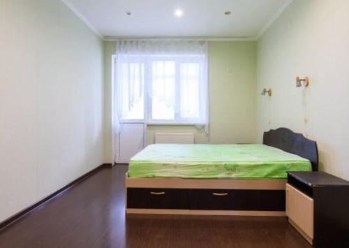 Zimmer mit einem Bett in einem Zimmer mit einem Fenster in der Unterkunft Stay cool in Warschau