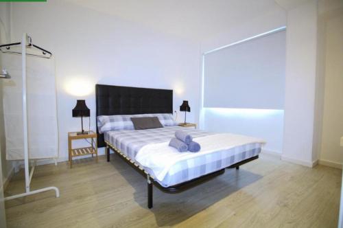 バレンシアにあるHabitaciones en Ruzafaのベッドルーム1室(大型ベッド1台付)