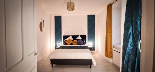 מיטה או מיטות בחדר ב-L'Art Déco 3 étoiles Wifi, Netflix, Disney, Coeur de Bastide