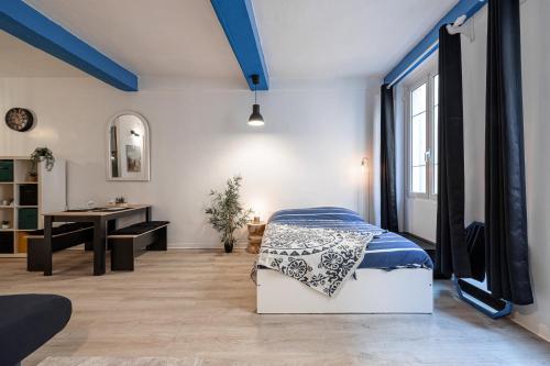 une chambre avec un lit, un bureau et un lavabo dans l'établissement Large Studio 100m from the beach, à Nice