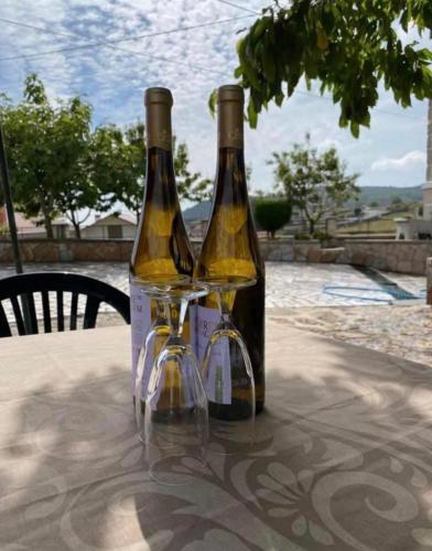 dos botellas de vino sentadas sobre una mesa en Pomares Country House en Melgaço