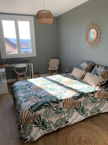 - une chambre avec un lit et une couverture colorée dans l'établissement Appartement centre ville 3 chambres rénové+parking, à Dijon