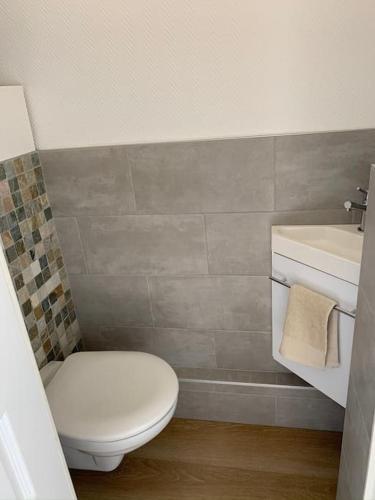 une salle de bain avec des toilettes blanches et un lavabo dans l'établissement Appartement centre ville 3 chambres rénové+parking, à Dijon