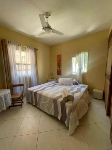ein Schlafzimmer mit einem großen Bett in einem Zimmer in der Unterkunft Suítes Maravilha Arraial do Cabo in Arraial do Cabo