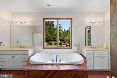 un ampio bagno con una grande vasca e una finestra di For a private, stunning vacation home or retreat a Lancaster