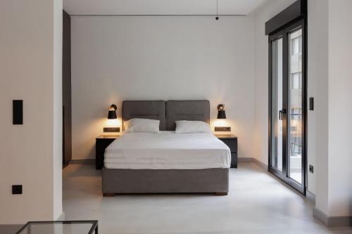 雅典的住宿－Athens centre，一间卧室配有一张床,两台桌子上放着两盏灯