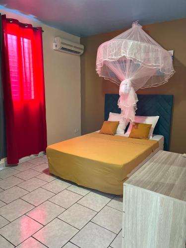 a bedroom with two beds with an umbrella at L’Escapade in Quartier du Fond Fleuri