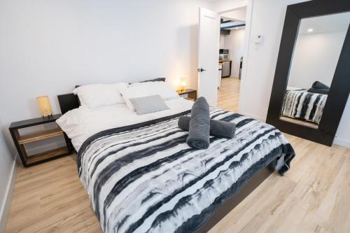 Una cama o camas en una habitación de Bright Amazing 6 Bed Chalet Waterfront in Rigaud