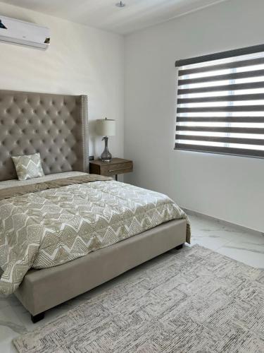 a bedroom with a large bed and a window at CASA ESTRELLA in Puerto Peñasco