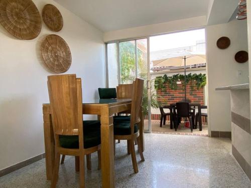 a dining room with a table and chairs and a dining room at Apartamento Turismo en Ibagué ESMERALDA in Ibagué