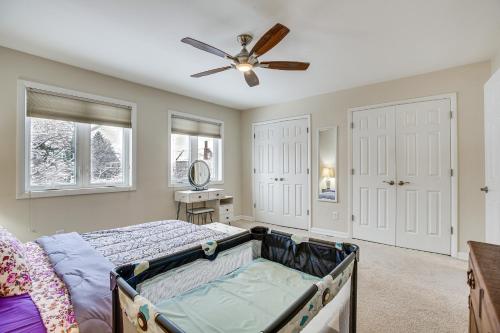 een slaapkamer met een bed en een plafondventilator bij Wilmington Vacation Rental Less Than 2 Mi to Downtown! in Wilmington