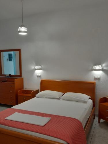 1 dormitorio con cama, espejo y luces en Villa Simeon, en Platis Yialos Sifnos